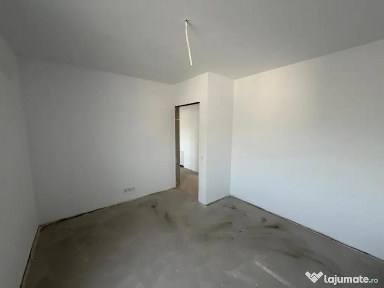 Apartament cu 4 camere semidecomandat în Florești