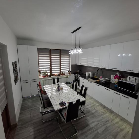 Casă cu 4 camere cu Garaj în Sud