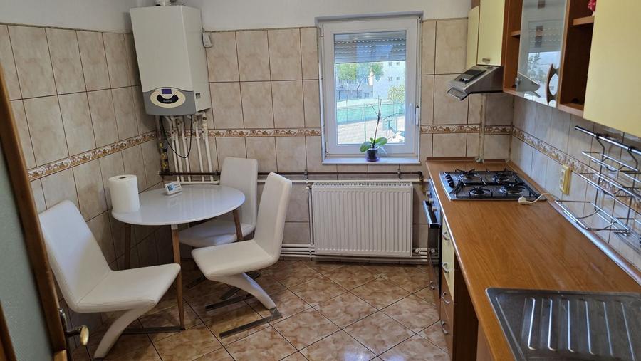 Apartament cu 4 camere decomandat, mobilat în Casa de Cultură