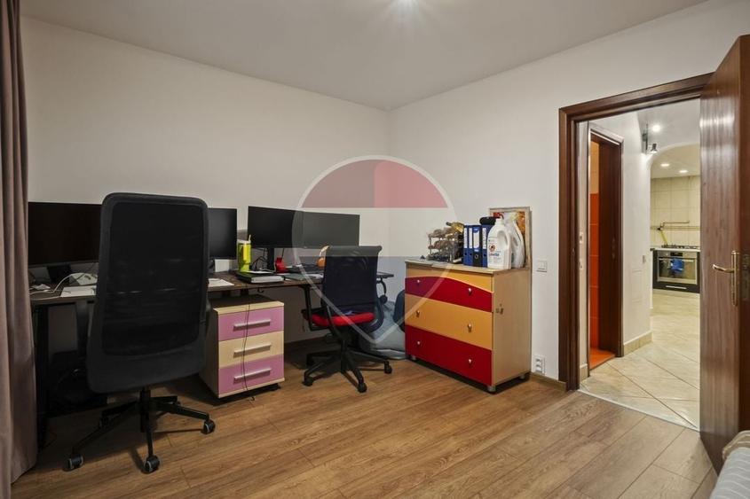Apartament cu 3 camere semidecomandat, mobilat în Vitan Mall