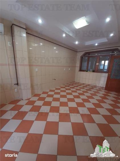Casă cu 9 camere cu Teren 365 Mp în Tineretului