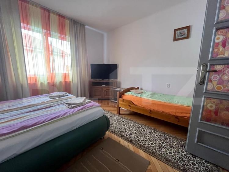 Casă individuală cu 10 camere cu Canalizare în Haieu
