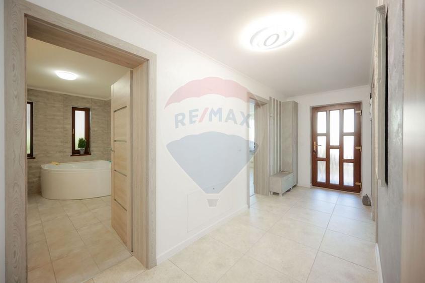 Casă individuală cu 3 camere cu Teren 486 Mp în Sânmartin