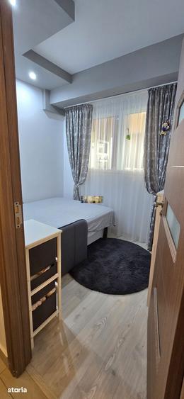 Apartament cu 3 camere semidecomandat în Zona Industrială