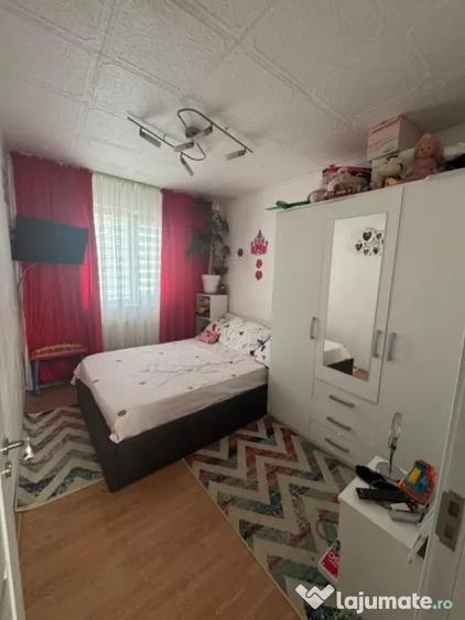 Apartament cu 4 camere semidecomandat în Craiovița Nouă