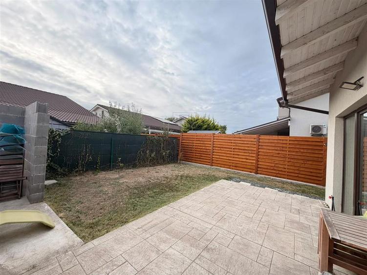 Duplex cu 4 camere cu Canalizare în Plopi