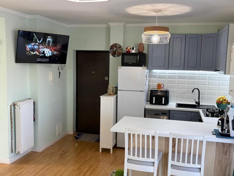 Apartament in zona Tineretului , etaj 1 ,2 camere , 2 balcoane - 4