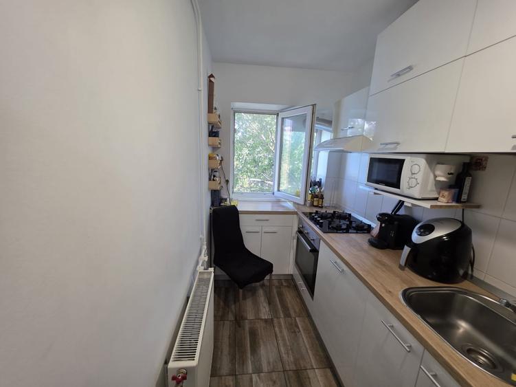Apartament cu 2 camere semidecomandat, mobilat în Berceni
