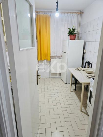 Apartament cu 3 camere semidecomandat, mobilat în Craiovei
