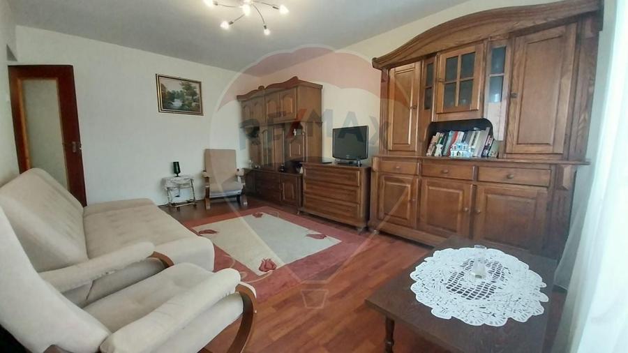 Apartament cu 3 camere decomandat, mobilat în Lăpuș