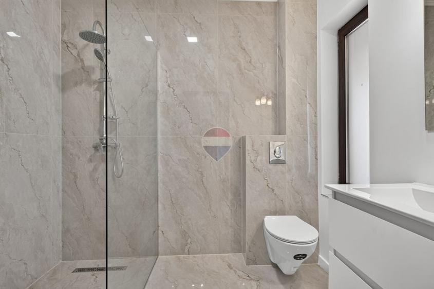 Casă cu 7 camere cu Teren 437 Mp în Livada