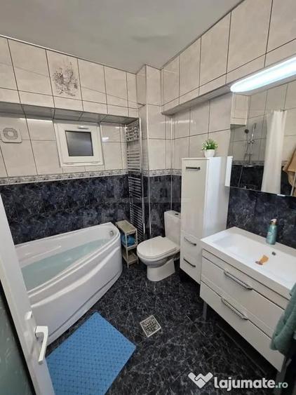 Apartament cu 4 camere semidecomandat în Central