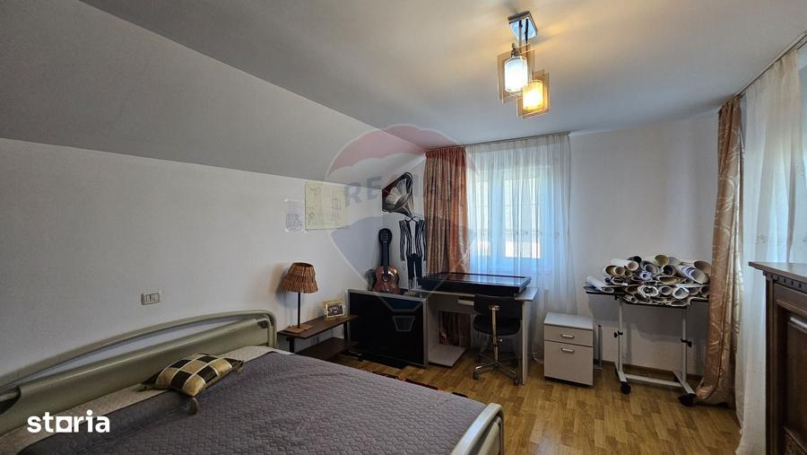 Casă cu 6 camere cu Teren 3614 Mp în Moara