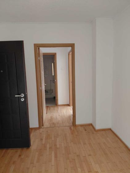 Apartament cu 3 camere semidecomandat în Tineretului