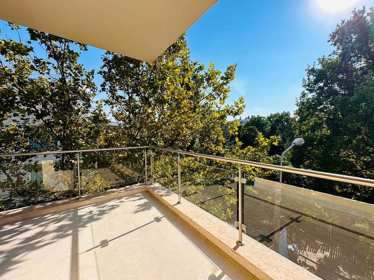 Apartament cu 4 camere decomandat în Herăstrău