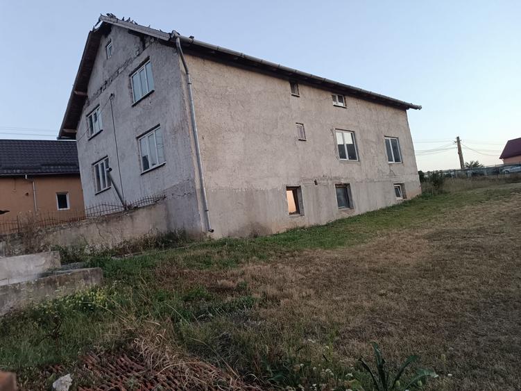 Casă cu 4 camere în Luncani