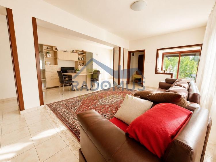 Casă individuală cu 8 camere cu Canalizare în Albert