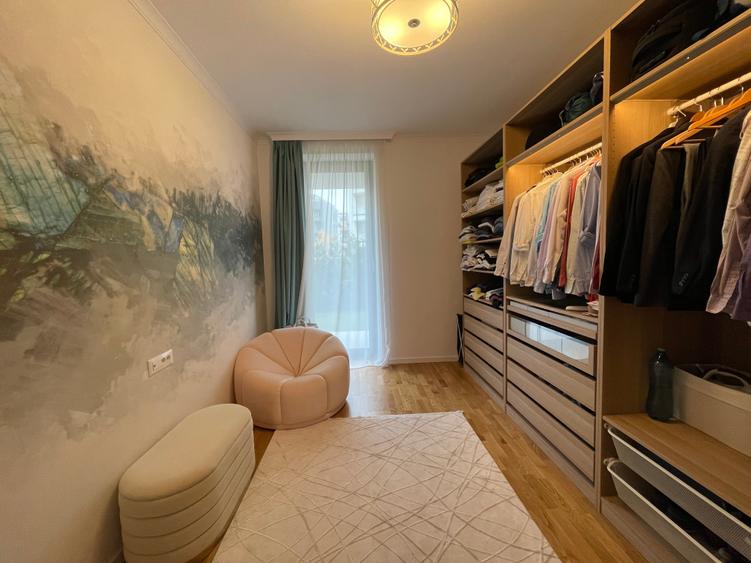 Apartament cu 4 camere decomandat în Băneasa