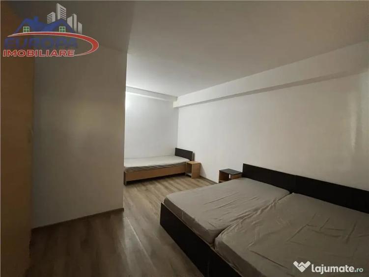 Casă cu 10 camere cu Teren 300 Mp în Dallas