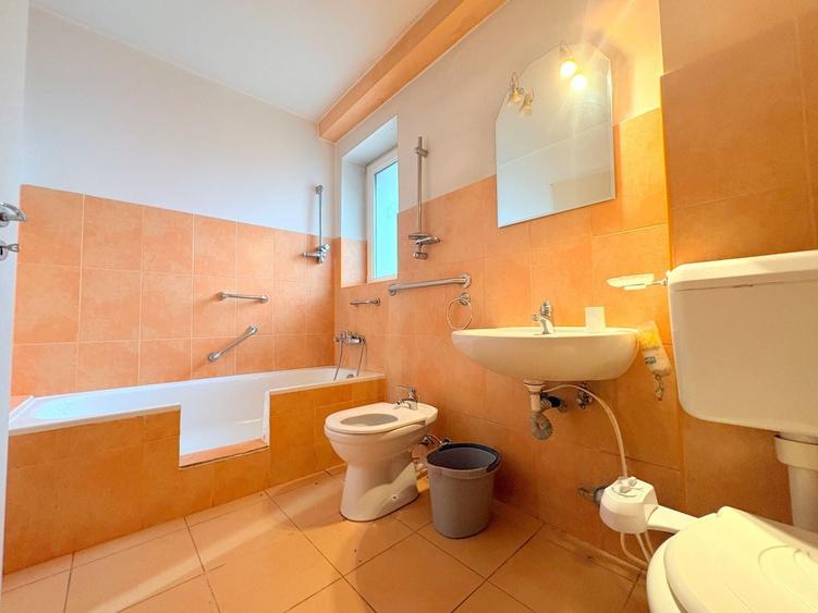 Apartament cu 3 camere semidecomandat în Ultracentral