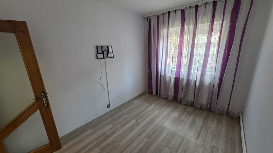 Apartament cu 4 camere decomandat în Casa de Cultură