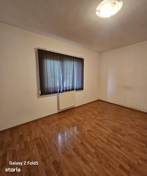 Casă cu 4 camere semidecomandat cu Teren 250 Mp în Europa