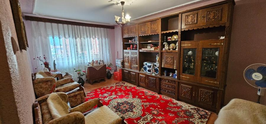 Apartament cu 3 camere decomandat, mobilat în Moinești