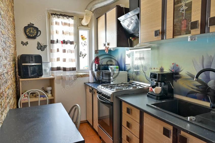 Apartament cu 3 camere semidecomandat, mobilat în Malu Roșu