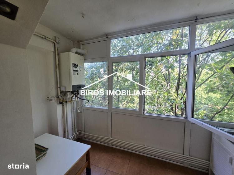 Apartament cu 3 camere decomandat în Rovine