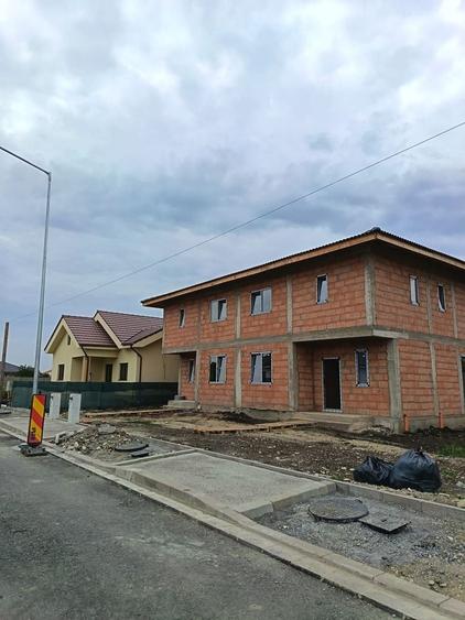 Duplex cu 8 camere cu Canalizare în Giarmata-Vii