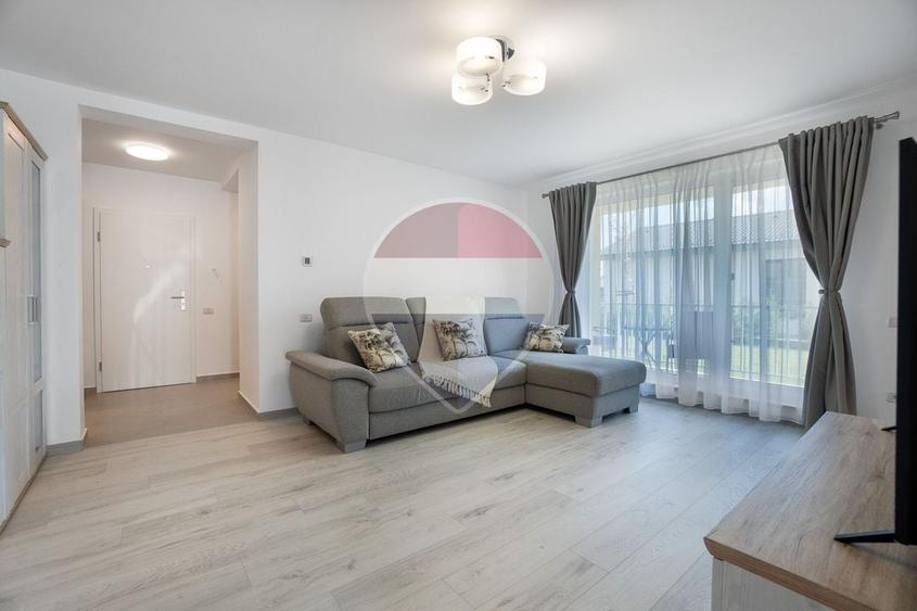 Apartament cu 3 camere decomandat, mobilat în Sânpetru