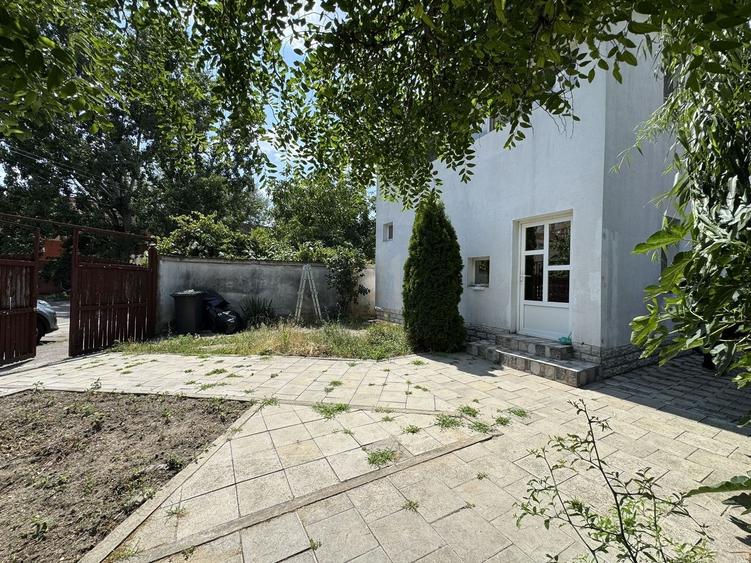 Casă individuală cu 7 camere cu Canalizare în Regie