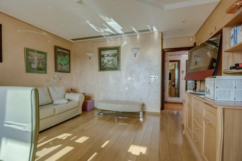 Penthouse cu 6 camere decomandat în Herăstrău