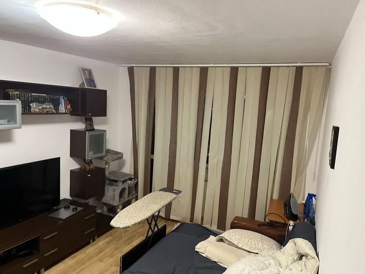 Apartament cu 3 camere decomandat în Exterior Vest