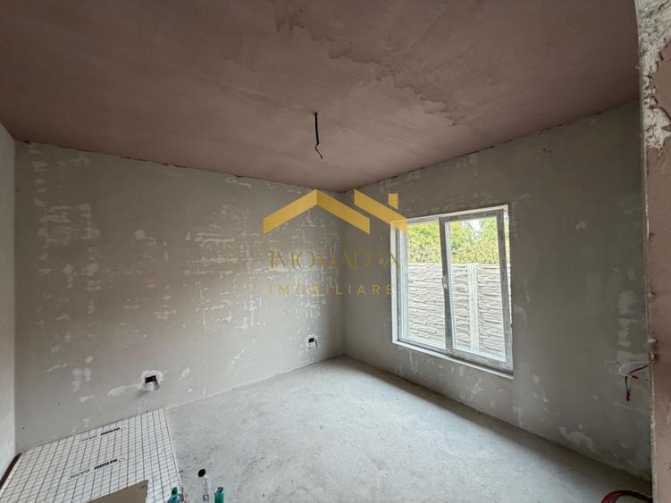Duplex cu 3 camere cu Canalizare în Sânmihaiu Român