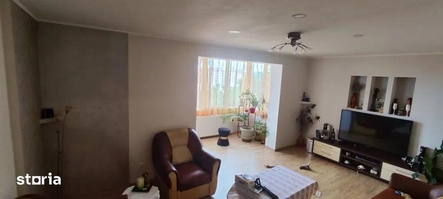 Apartament cu 4 camere decomandat în Dâmbu Pietros