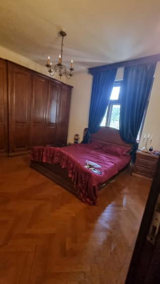Apartament cu 5 camere semidecomandat în Unirii