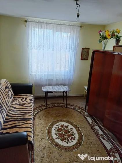 Apartament cu 3 camere semidecomandat, mobilat în Central