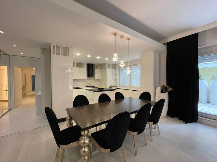 Apartament cu 5 camere în Șoseaua Nordului