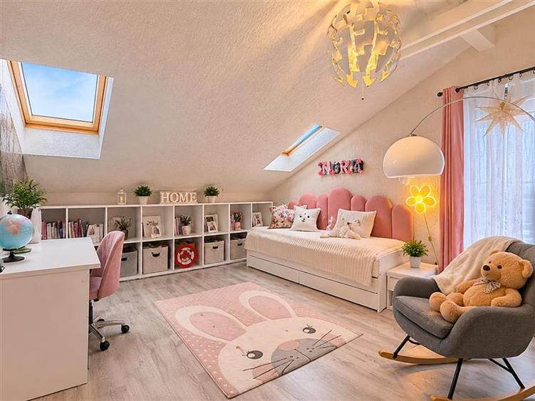 Penthouse cu 3 camere decomandat, mobilat în Unirii