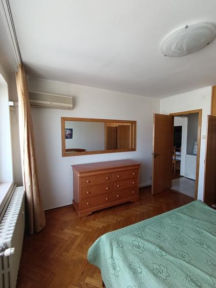 Apartament cu 3 camere semidecomandat în Sala Palatului