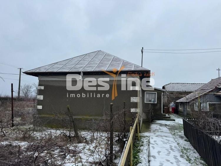 Casă individuală cu 6 camere cu Canalizare în Tomșani