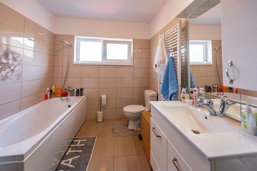 Casă individuală cu 4 camere cu Canalizare în Stupini