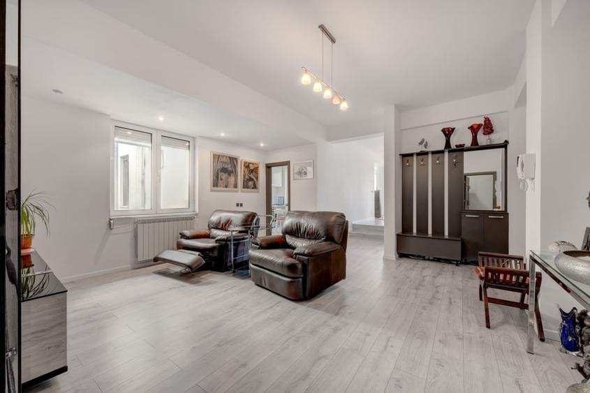 Apartament cu 5 camere decomandat în Clucerului