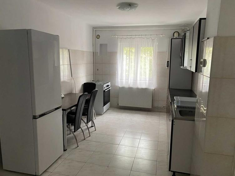Apartament cu 3 camere decomandat în Soarelui