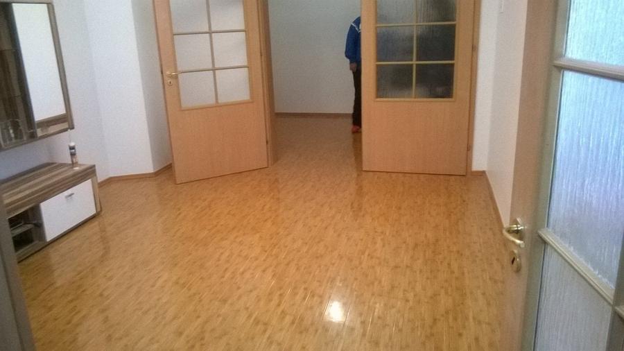 Apartament cu 3 camere decomandat, mobilat în P-ța Victoriei