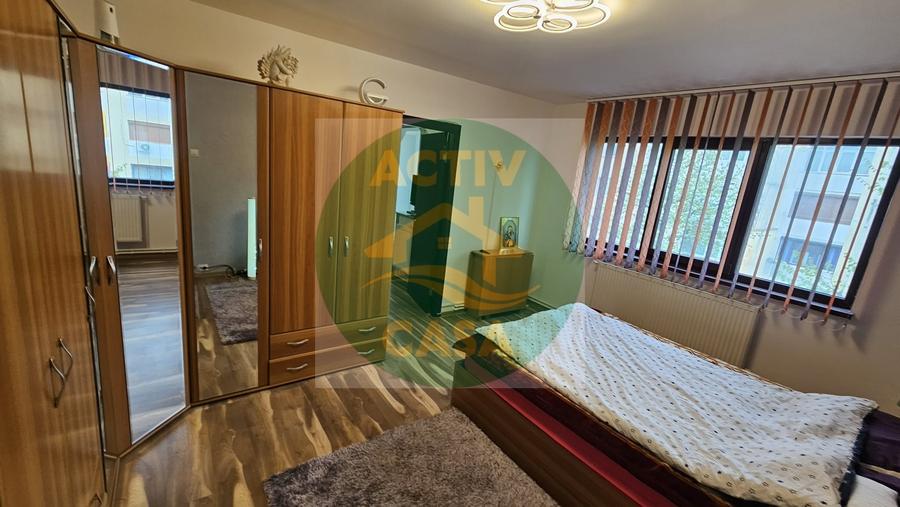 Apartament cu 3 camere semidecomandat în Est