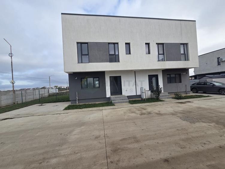 Casă individuală cu 4 camere cu Canalizare în Tunari