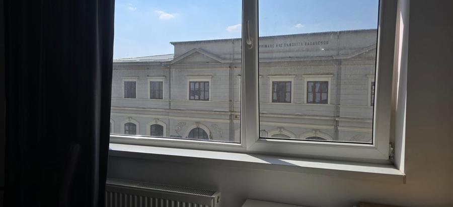 Apartament cu 2 camere semidecomandat, mobilat în Șerban Vodă