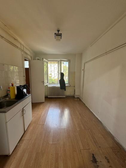 Apartament cu 4 camere semidecomandat în Punctele Cardinale